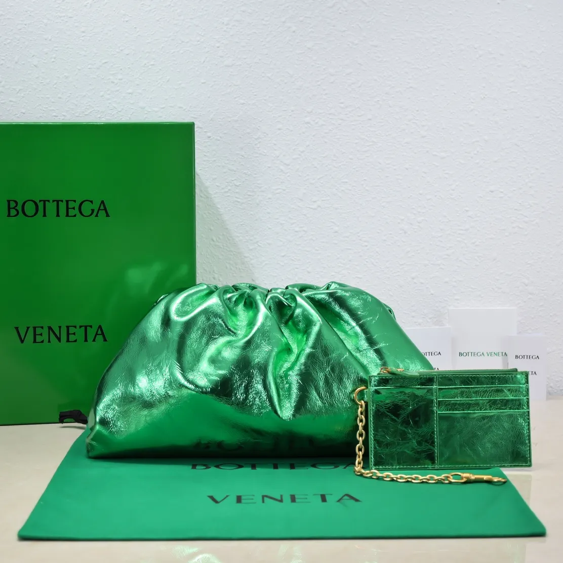 #𝐓𝐇𝐄 𝐏𝐎𝐔𝐂𝐇 Big Golden Cloud Bag The exciting cloud bag ☁️ has been upgraded again ❕blingbling✨ The clouds are super eye-catching! ☁️Yunduo's bag shape and the sheepskin material design on the upper body are really cute and rustic, and the stunning beauty is irresistible. The Nappa lambskin lining is high-end and exquisite, which makes the seemingly ordinary Yunduo feel more luxurious, and the sense of high-end is overwhelming. It is so awesome💥 Size: 38x20x8, model: 6670